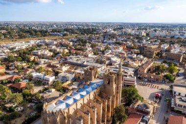 Lala Mustafa Paşa Camii ile Famagusta şehri. Famagusta İlçesi, Kıbrıs