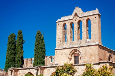 13. yüzyıl Bellapais Manastırı. Küçük Bellapais köyünün kuzeyindeki ünlü turistik mekan. Kyrenia Bölgesi, Kıbrıs