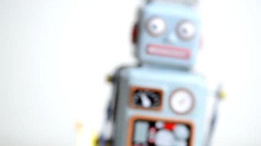 Yürüyen oyuncak robot.
