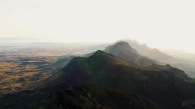 Gün batımında Kyrenia dağlarının hava görüntüsü. Kıbrıs