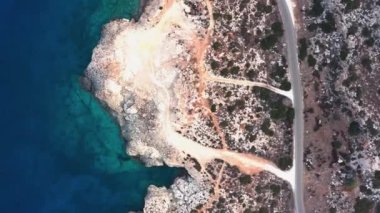 Mavi deniz manzarası ve kayalık bir kıyı şeridi
