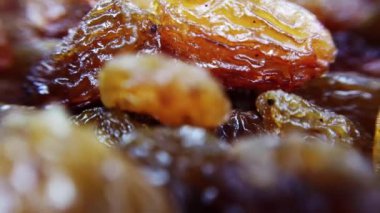 Kurutulmuş kuru üzüm yığınının üzerinden geçiyor. Aşırı makro-yakın çekim