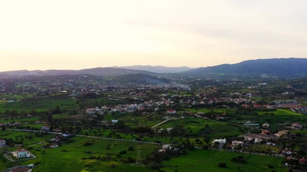 Fliegen Über Grüne Hügel Mit Dorfhäusern Der Nähe Von Limassol — Stockvideo