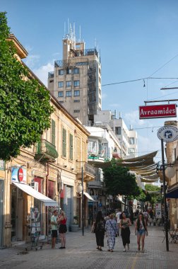Lefkoşe, Kıbrıs - 31 Mayıs 2025: Kıbrıs Rum Kesimi 'nin Lefkoşe kentinin ünlü ticari caddesi Ledra Caddesi' nde güneşli bir yaz gününde insanlar yürüyüş ve alışveriş yapıyorlar