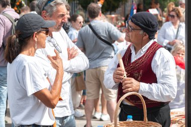 Dierona, Limasol Bölgesi, Kıbrıs - 12 Mart 2023: Dierona Mandarin Festivali 'nde flüt çalan halk müzisyeni