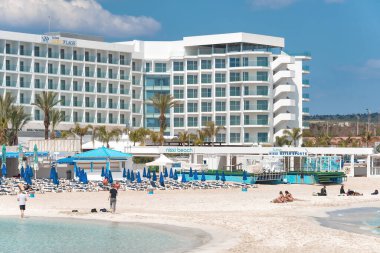 Ayia Napa, Kıbrıs - 25 Mart 2022: Ünlü Nissi plajı