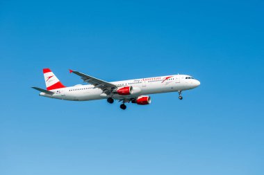 Larnaca, Kıbrıs - 09 Temmuz 2022: Avusturya Havayolları Airbus A321-111