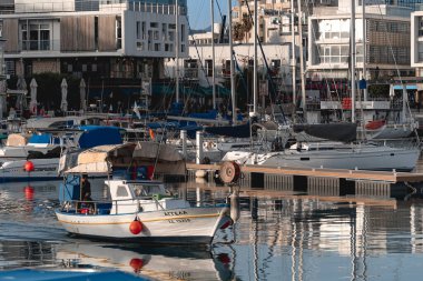 Limasol, Kıbrıs - 20 Mart 2022: Eski Limasol Limanı 'ndaki küçük geleneksel Kıbrıs balıkçı teknesi