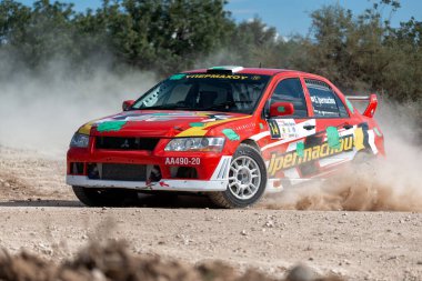 Anogyra, Kıbrıs - 29 Ocak 2023: Sürücü Ypermachou Stavros (cy) Anogyra Rallisi 'nde Mitsubishi Lancer VII.