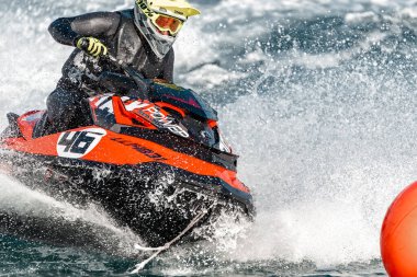 Limasol, Kıbrıs - 26 Kasım 2022: Yarış sırasında jet ski sürücüsünün yakın çekimi