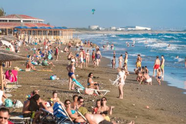 Kourion, Limasol Bölgesi, Kıbrıs - 22 Ağustos 2021: Kalabalık Kourion Sahili