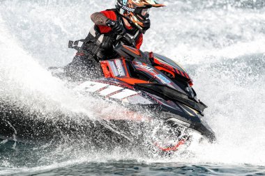 Limasol, Kıbrıs - 26 Kasım 2022: Yarış sırasında jet ski binicisi