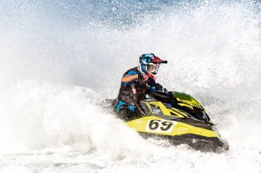 Limasol, Kıbrıs - 26 Kasım 2022: Yarış sırasında jet ski binicisi