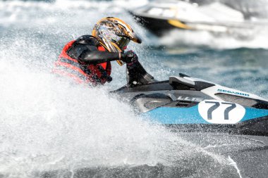 Limasol, Kıbrıs - 26 Kasım 2022: Yarışlar sırasında jet ski sürücüsünün yakın görüntüsü