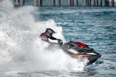 Limasol, Kıbrıs - 26 Kasım 2022: Yarış sırasında jet ski binicisi