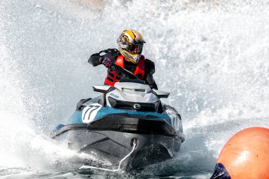 Limasol, Kıbrıs - 26 Kasım 2022: Yarış sırasında jet ski binicisi
