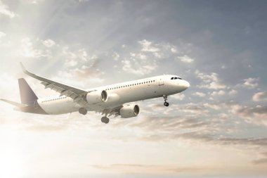 Güzel gün batımı ışığında dramatik bulutların üzerinde uçan ticari uçak.