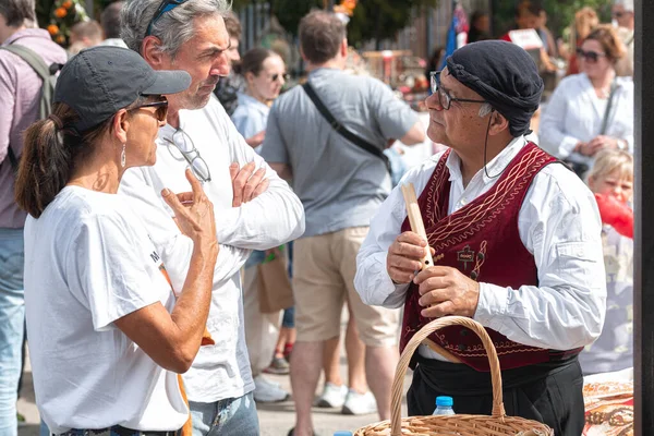 Dierona, Limasol Bölgesi, Kıbrıs - 12 Mart 2023: Dierona Mandarin Festivali 'nde flüt çalan halk müzisyeni