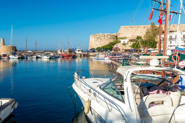 Kyrenia Limanı manzarası. Kyrenia (Girne), Kıbrıs.
