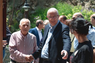 Agros, Limasol Bölgesi, Kıbrıs - 13 Mayıs 2023: Tarım Bakanı Bay Petros Xenophontos 15. Gül Festivali 'ni Agros köyünde ziyaret etti