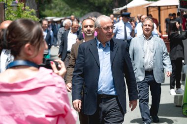 Agros, Limasol Bölgesi, Kıbrıs - 13 Mayıs 2023: Tarım Bakanı Bay Petros Xenophontos 15. Gül Festivali 'ni Agros köyünde ziyaret etti