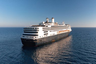 Açık denizde, yelkenli yolcu gemisinin arka tarafında.