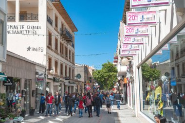 Lefkoşe, Kıbrıs - 13 Nisan 2015: Ledra Caddesi 'nde kalabalık ilerliyor