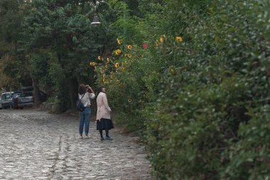 Belgrad, Sırbistan - 14 Eylül 2019: Zemun 'da çiçeklerle fotoğraf çeken turistler