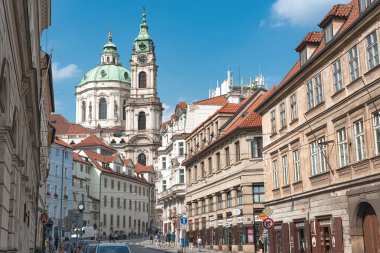 Prag, Çek Cumhuriyeti - 2 Temmuz 2019: Prag 'ın Mala Strana ilçesinde dar bir sokak ve arka planda Aziz Nicholas Kilisesi ortaya çıkıyor