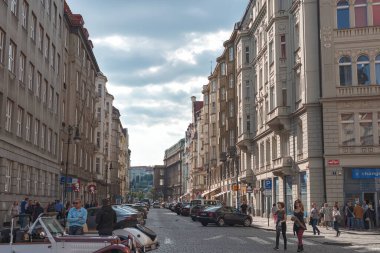 Prag, Çek Cumhuriyeti - 13 Mayıs 2019: Franz Kafka Meydanı ve Kaprova Caddesi.