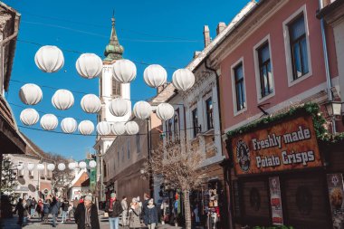 Szentendre, Macaristan - 25 Aralık 2019: Szentendre Tarih Merkezi 'nde ortaçağ küçük evleri olan Kucsera Ferenc Caddesi