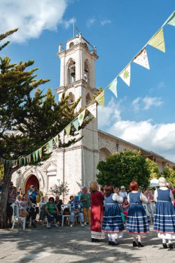 Laneia, Limasol İlçesi, Kıbrıs - 13 Mayıs 2023: Geleneksel kostümlü kadınlar bir köy festivalinde halk dansı yaptılar