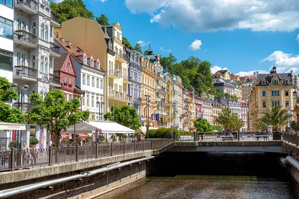Karlovy Vary, Çek Cumhuriyeti - 25 Mayıs 2019: Karlovy Vary 'nin tarihi merkezinde Tepla nehrinin dolumu