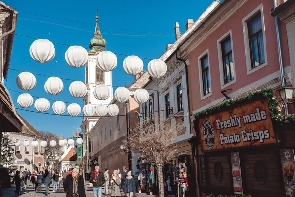Szentendre, Macaristan - 25 Aralık 2019: Szentendre Tarih Merkezi 'nde ortaçağ küçük evleri olan Kucsera Ferenc Caddesi