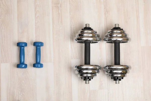 Spor dumbbells farklı ağırlıklar .