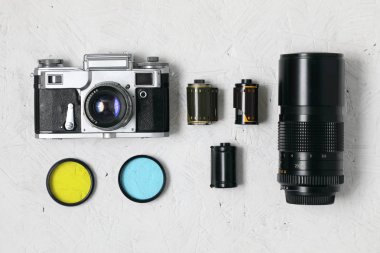 Eski film kamera ve aksesuarları. Kavram.