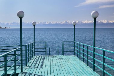 Pitoresk göl Issyk-Kul.