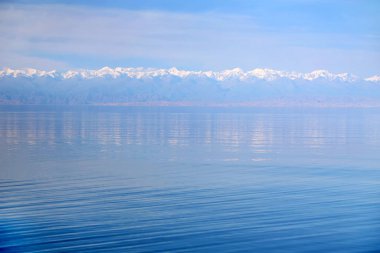 Dağ gölü Issyk Kul , Kırgızistan .