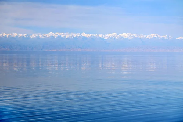 Dağ gölü Issyk Kul , Kırgızistan .