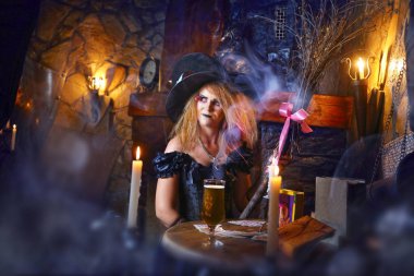 Cadı mum ışığında conjuring.