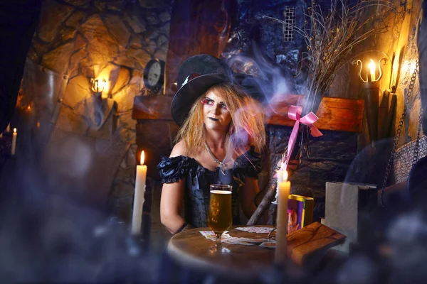 Cadı mum ışığında conjuring.