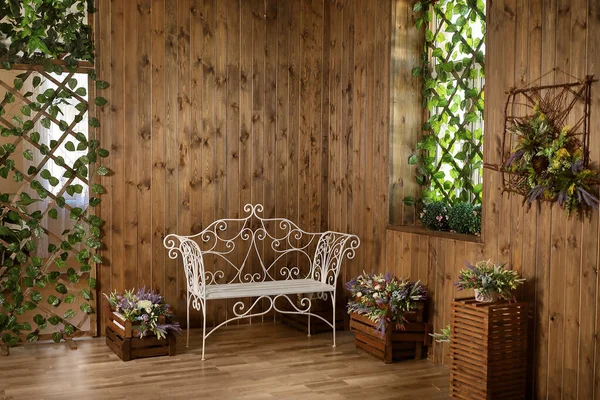 Une Chambre Rustique Avec Banc Fer Forgé Boiseries Fleurs — Photo