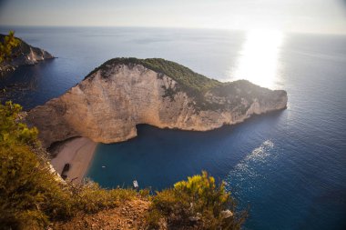 Zakynthos Adası Yunanistan'günbatımı karşı Batığı ile Navagio plaj