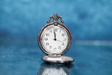 Vintage saat gece yarısı mavi ahşap arka plan üzerinde kapalı