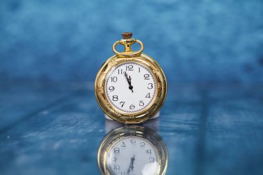 Vintage saat gece yarısı mavi ahşap arka plan üzerinde kapalı