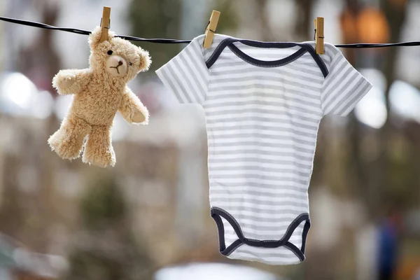Bebek Giyim Oyuncak Ayı Clothesline Üzerinde Asılı — Stok fotoğraf