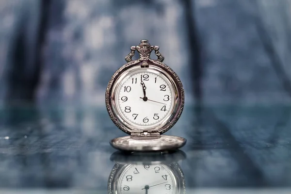 青い木製の背景の真夜中に閉鎖ビンテージ時計 — ストック写真