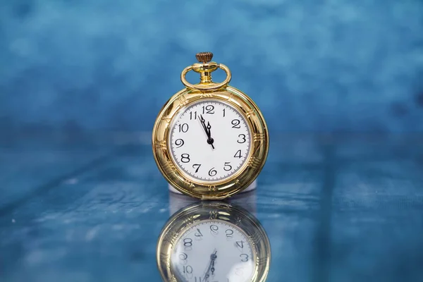 Relógio Vintage Fechado Meia Noite Fundo Madeira Azul — Fotografia de Stock