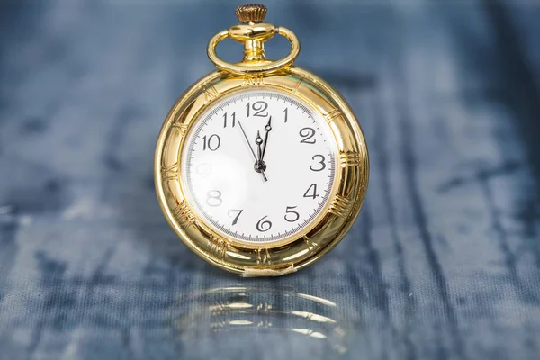 Horloge Vintage Fermée Minuit Sur Fond Bois Bleu — Photo