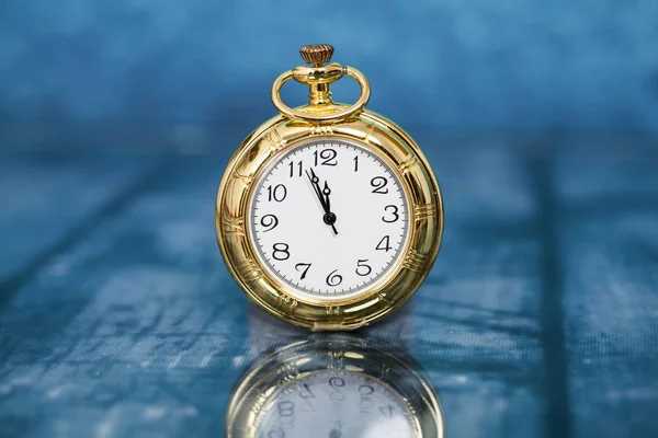 Horloge Vintage Fermée Minuit Sur Fond Bois Bleu — Photo